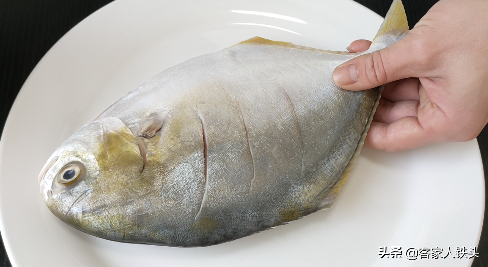 過年魚肉有過癮吃法，加2個土豆一起做，味美鮮香，好吃又過癮