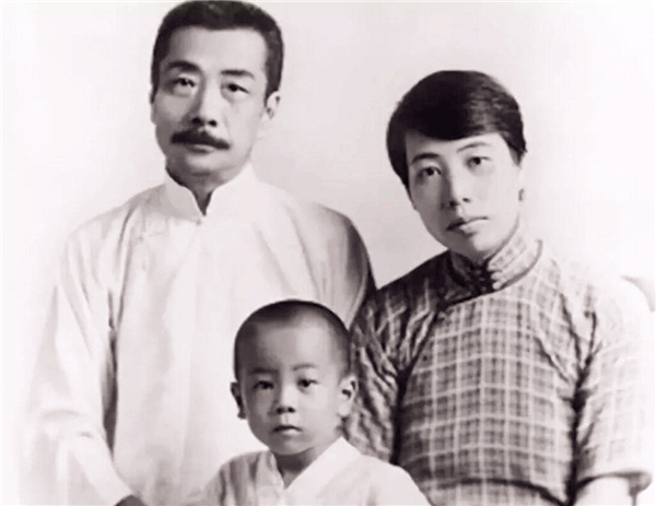 In 1936, Lu Xun died late at night, and Zhu An, who had been guarding ...
