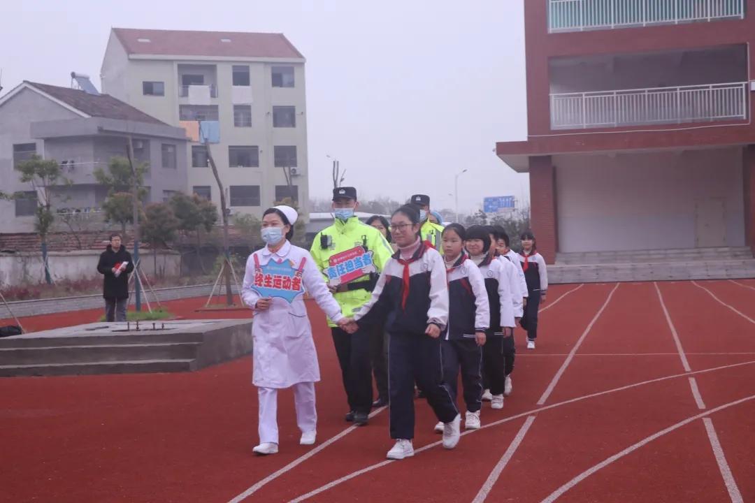 我和小树共成长——湖北武穴武师附小江林校区举行春季开学典礼