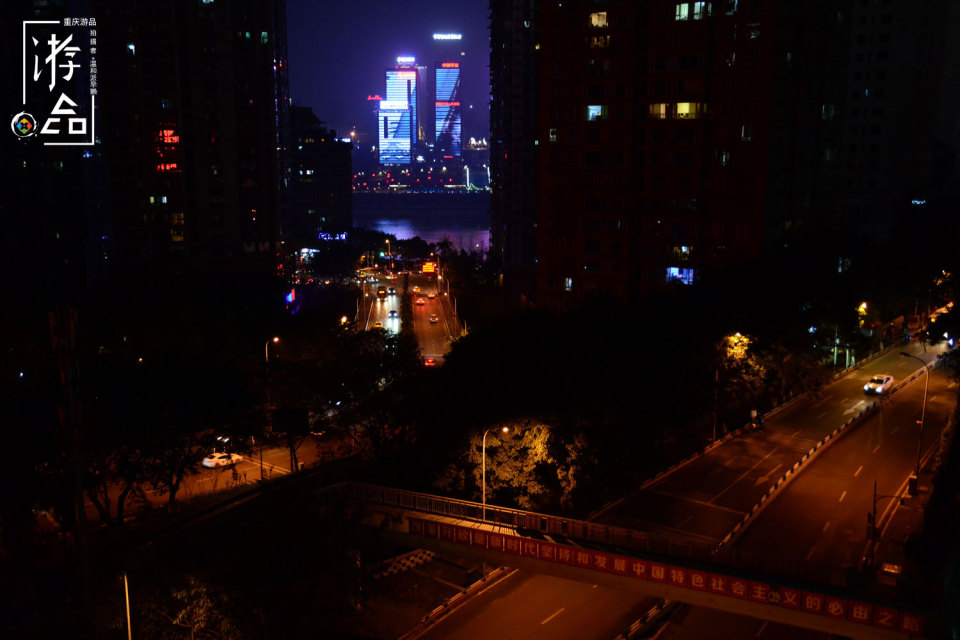 重庆七星岗观景台，紫色的江面，火红的大楼与巍峨的教堂