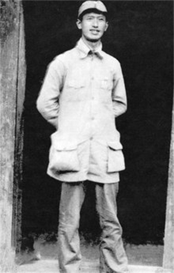 开国中将周希汉，求婚17岁女兵被拒，陈赓出招，当天就张罗了婚礼