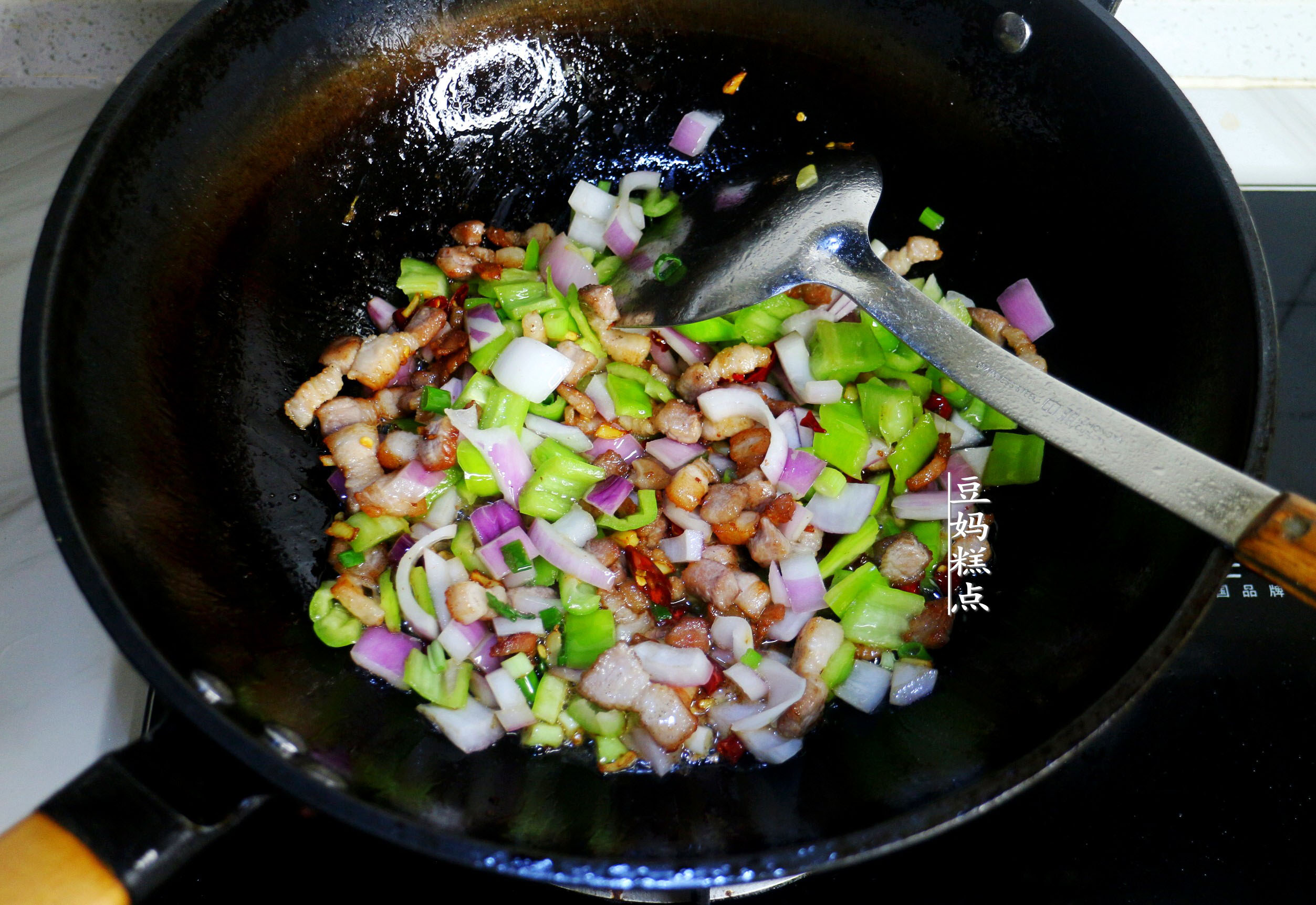 炒五花肉，学会“林大厨”这1招！5分钟上桌，酸香不油好下饭