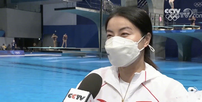 霍启刚当奶爸的一天完结，哄娃睡后深夜晒照：明天又是新的一天