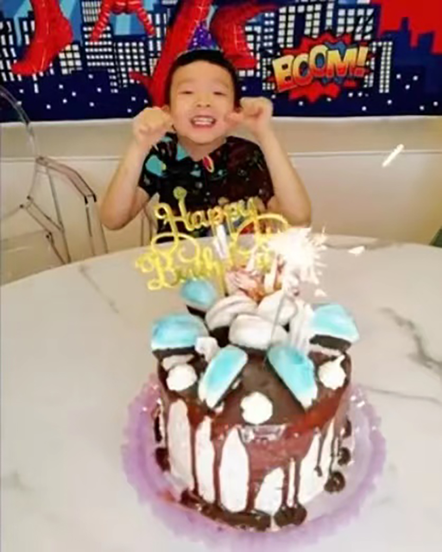 陳茵媺夫婦為次子慶生，6歲陳浩鋒手舞足蹈很興奮，全家福很溫馨