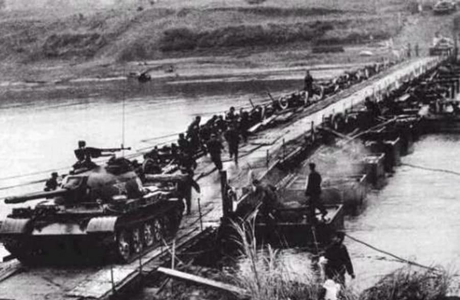 对越反击战胜利在即，副师长回国途中遭暗杀，