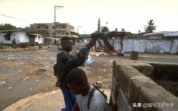 非洲民兵把AK-47高举头顶上扫射，很奇葩？专家：做法正确且高明