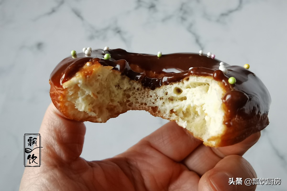 孩子爱吃甜甜圈，一斤面粉炸一堆，巧克力融化后一蘸，和买的一样