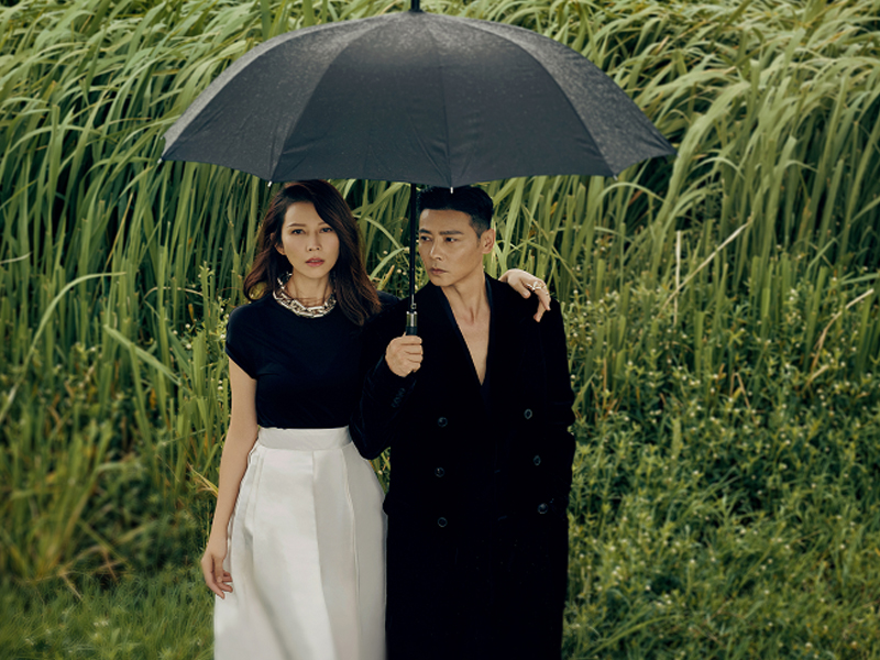 47岁蔡少芬越来越有女人味，与老公穿情侣装太撩了！谁能不羡慕