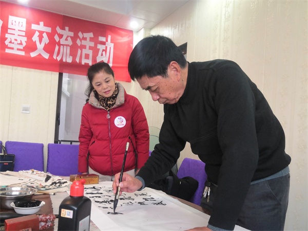 淮安：企业、画院在“志愿者日”携手开展书画赠百姓活动