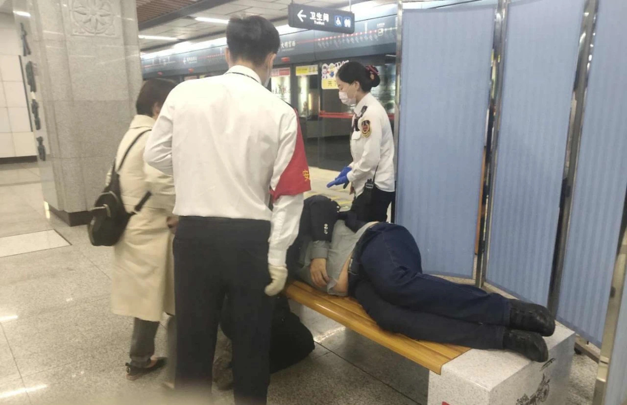 乘客突发突发心脏病 地铁员工医护人员紧急联手