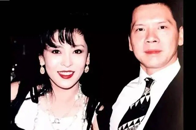 向华强：两段婚姻两个儿子，一个锒铛入狱，一个低调优秀