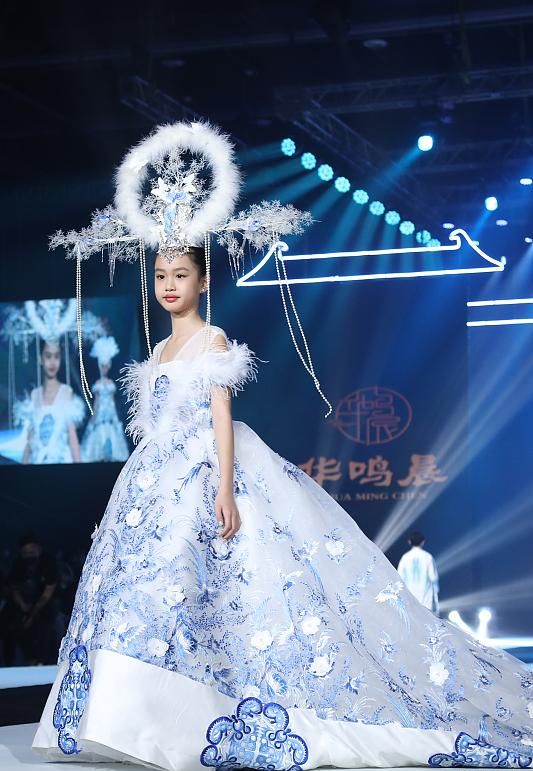 鐘麗緹13歲次女長開，與甜馨撞造型變女王，考拉“嫦娥”造型美翻