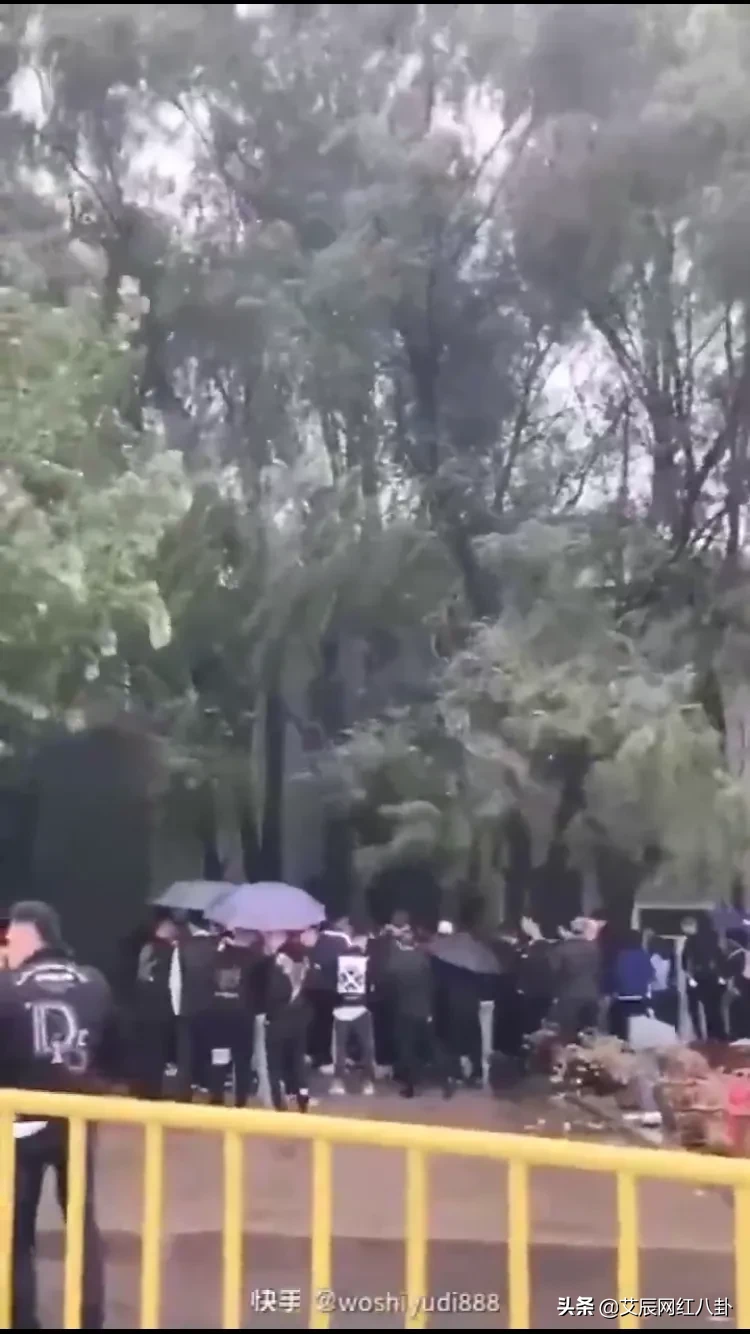 众网红送别宏楠最后一程！方丈怪自己带宏楠玩上钓鱼不舍兄弟离世