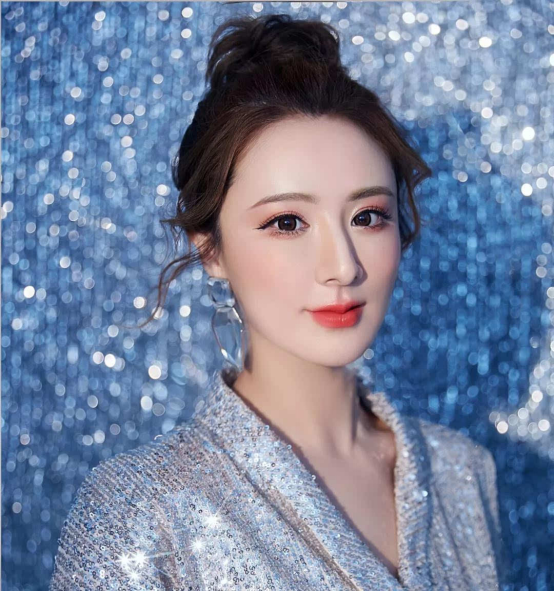 从月薪1200的导购小妹到年入20亿的带货女王，薇娅有多拼？