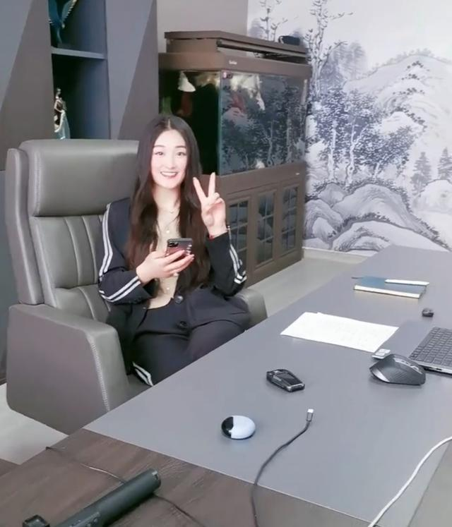 大衣哥朱之文开公司：儿媳坐董事长椅玩手机，