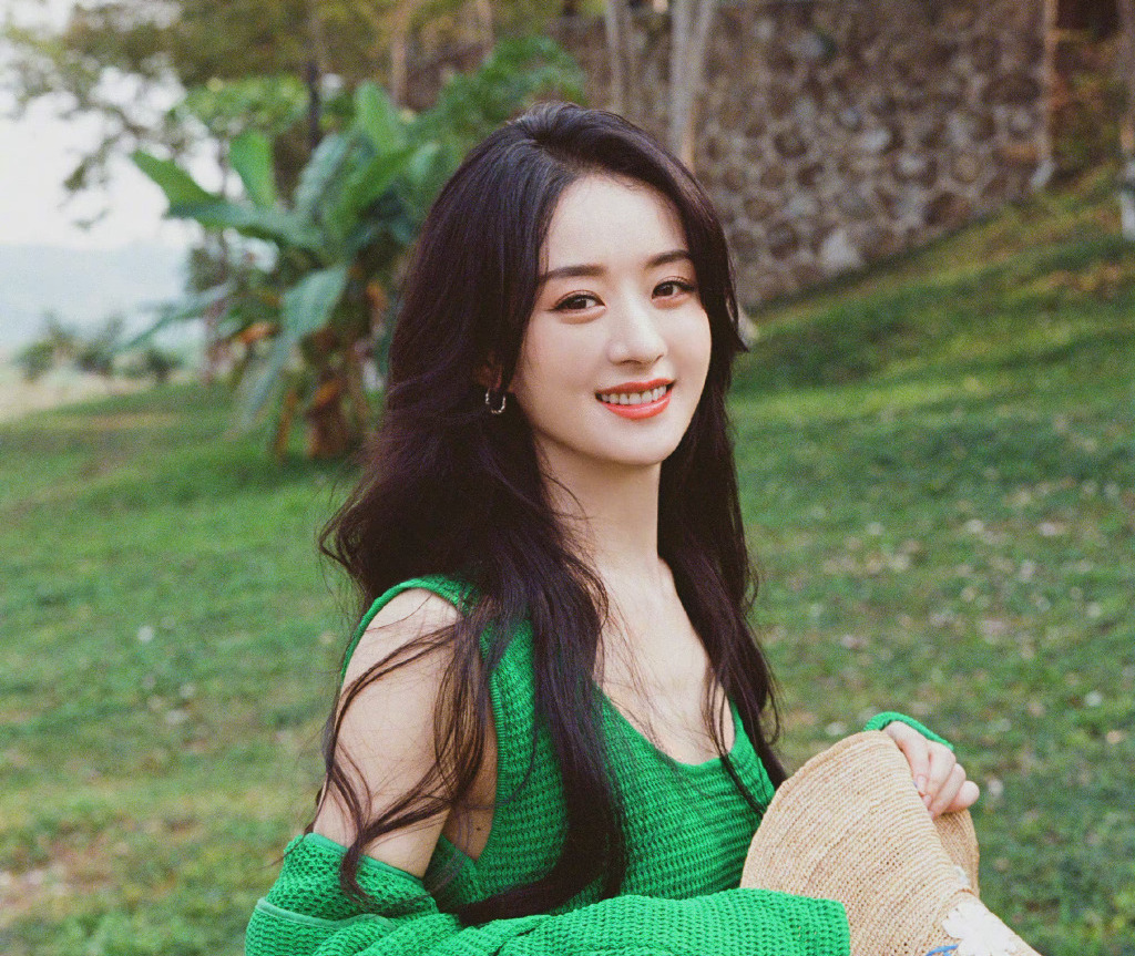赵丽颖真美！离婚后穿绿色套装状态好：今年绿色潮流穿搭５个示范