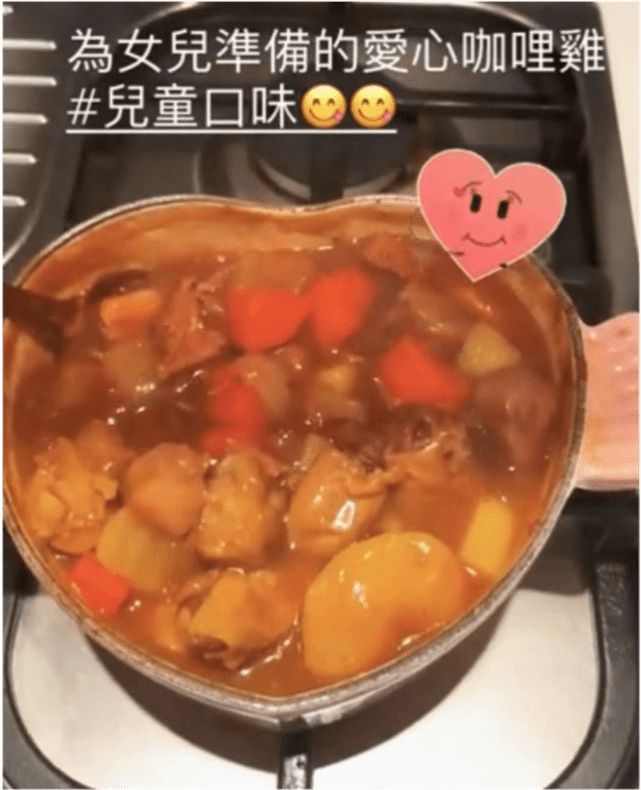 林心如晒下厨动态意外公开女儿声音，霍建华边等吃边陪小海豚玩