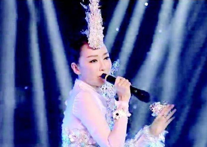 “反拿話(huà)筒”假唱事件后，跌落神壇的薩頂頂去哪了？