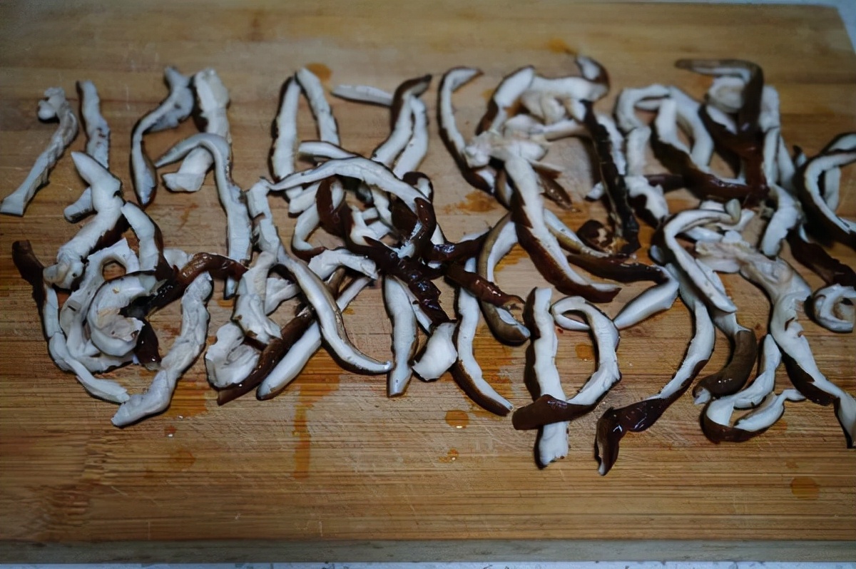 The shiitake mushrooms are made into sweet and sour shiitake mushroom