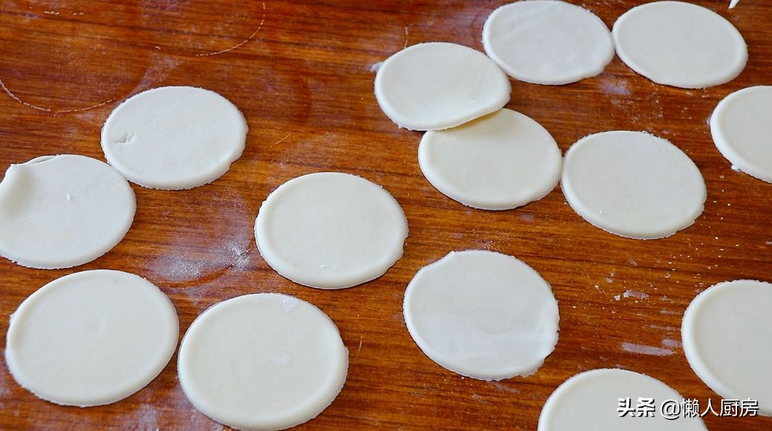 過年做這道小吃，包滿花生餡，寓意錢包滿，是招待客人必備的食品