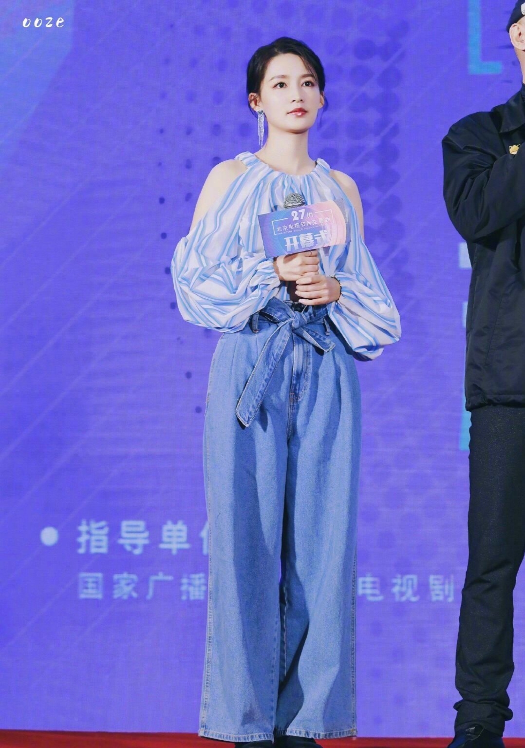 牛莉路透曝光，片场安静不似李沁活跃，大其18岁却看不出年龄差