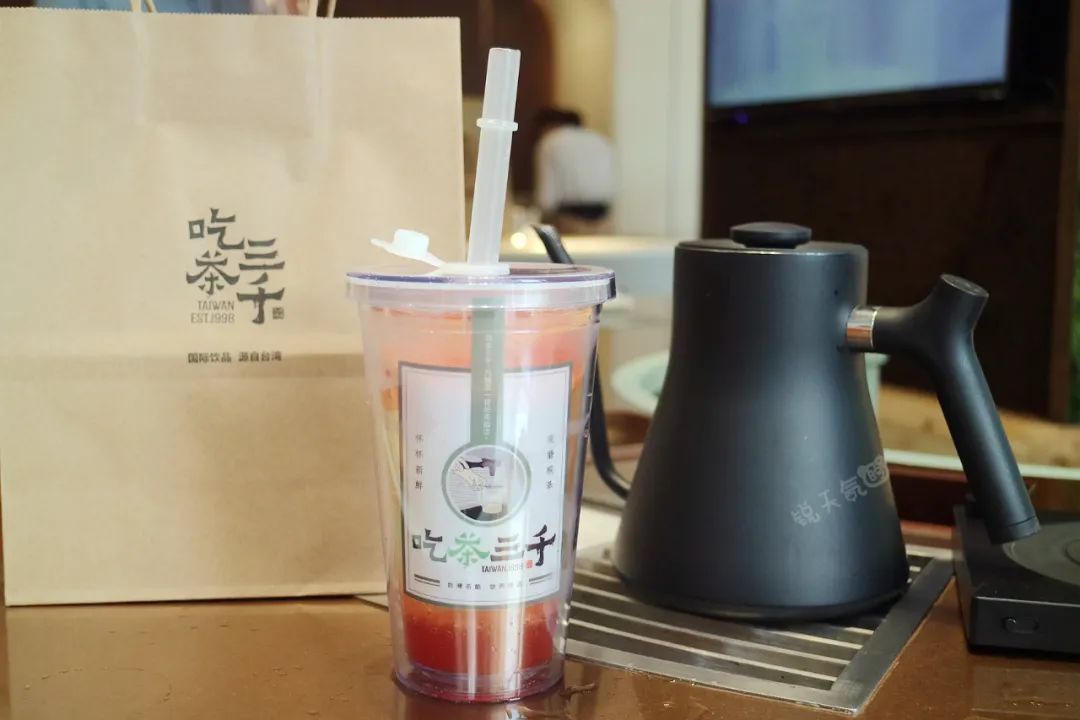 今年七夕轻奢一夏，加入整罐Perrier巴黎水的茶饮，原地封神啦