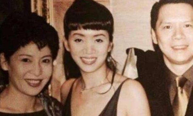 1992年，梅艳芳拒绝给黑老大唱歌被扇耳光，随后