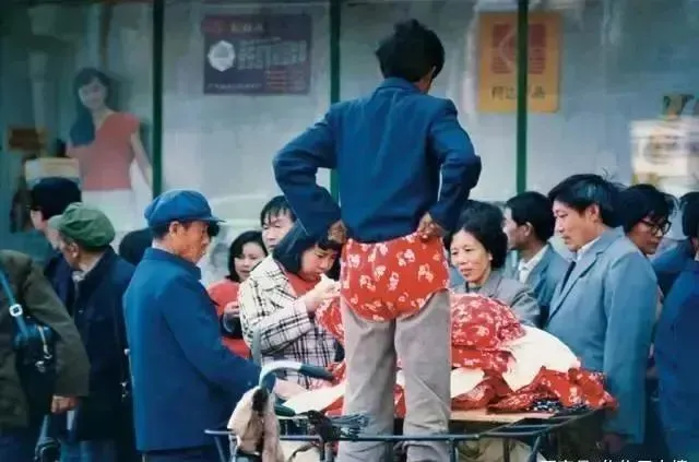 老照片：80年代的中国，没有攀比，做饭的渔家姑娘是那么单纯