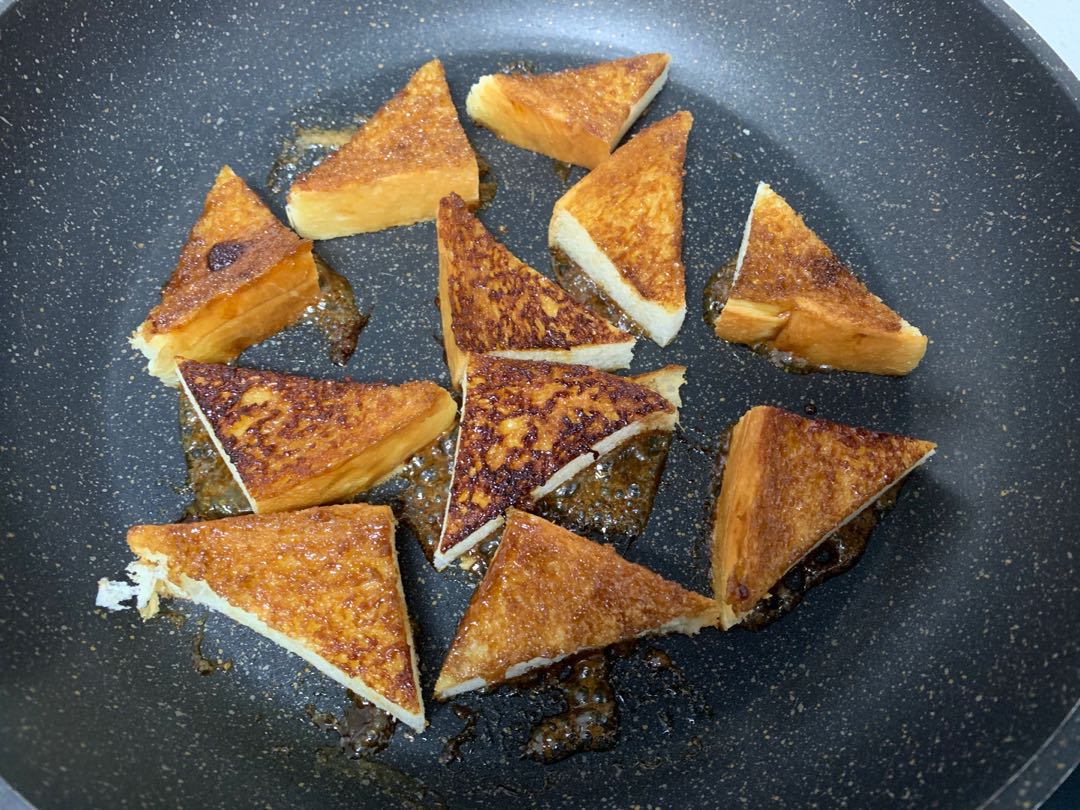 Simple toast, not a simple way to eat, a bite is crackling and crisp, you can’t stop eating a piece