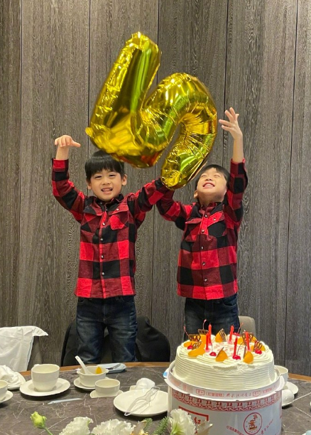 林志颖：为异卵双胞胎爱子5岁庆生，一个长得像