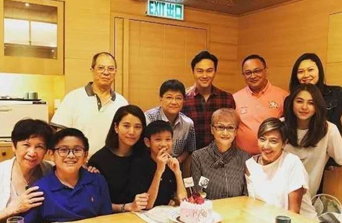 張智霖袁詠儀現身家族聚會，嘟嘴獻吻美貌外甥女，舅舅曹查理缺席