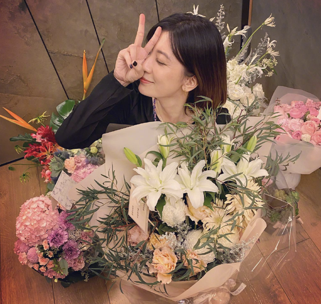 47岁贾静雯晒庆生照，与修杰楷甜过二人世界，与女儿合影画风搞怪
