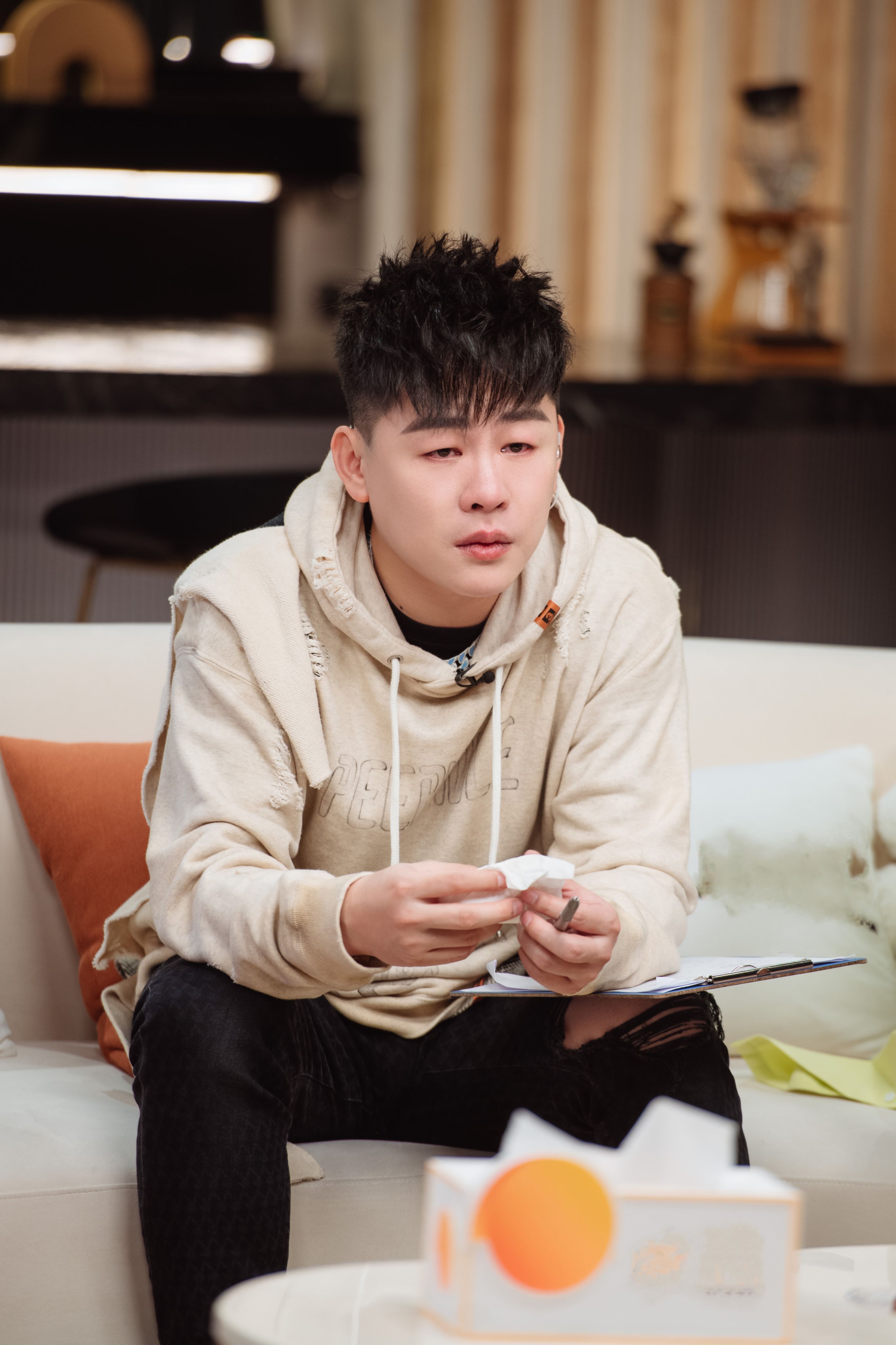 Hu Yanbin broke tears in his new variety show, his eyes changed a lot ...