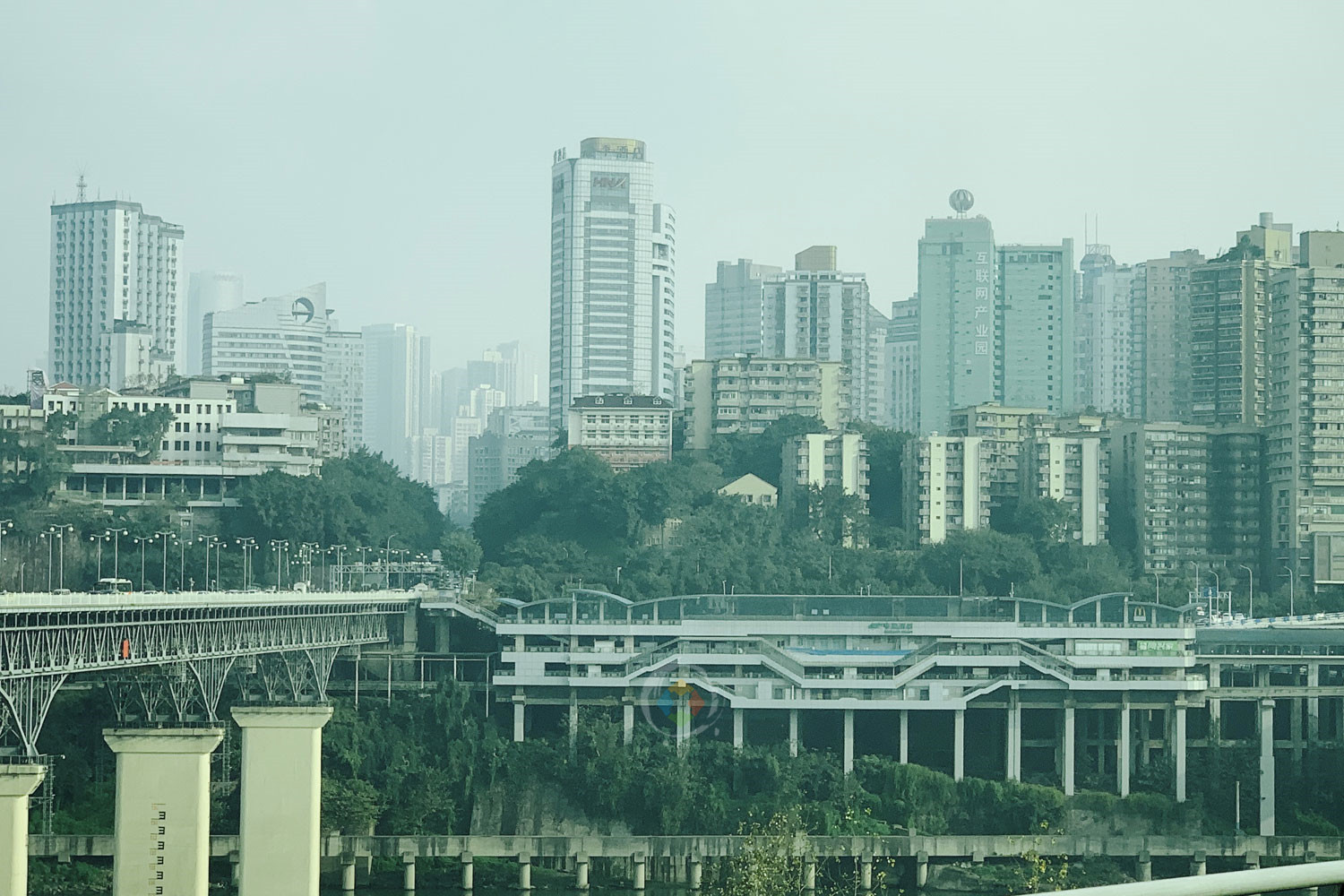 “轻轨”毁坏重庆形象？15年过去了，官方终于下定决心改成单轨