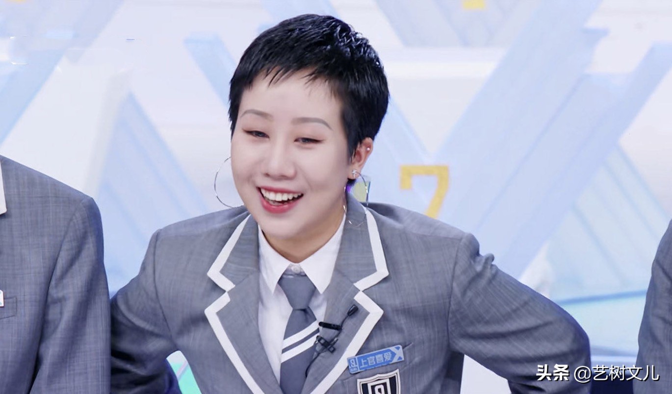 初期镜头多话题足，之后便查无此人，她们都吃