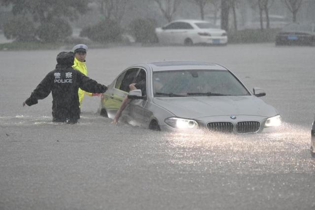 郑州暴雨灾后重建进行中，各国政要发来慰问，海内外华人纷纷捐款