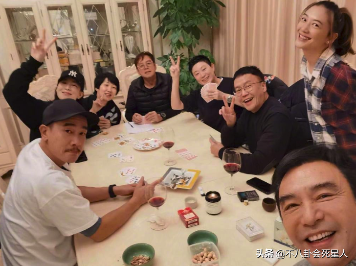 香港藝人聚會也有圈子之分，富豪明星一起玩，過氣藝人扎堆內(nèi)地