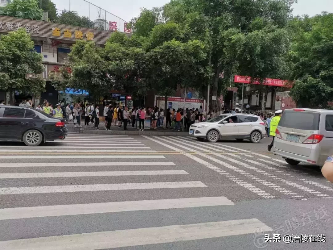 直击涪陵高考最后一科现场,当年你们考完,走出考场是什么感觉?