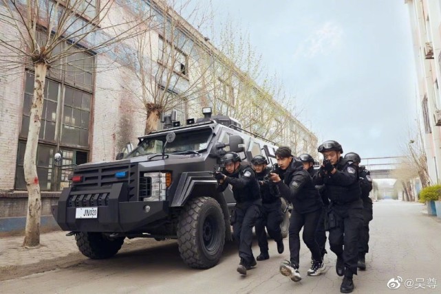 吳尊帶兒女健身，NeiNei舞劍英姿颯爽，Max打拳變強壯