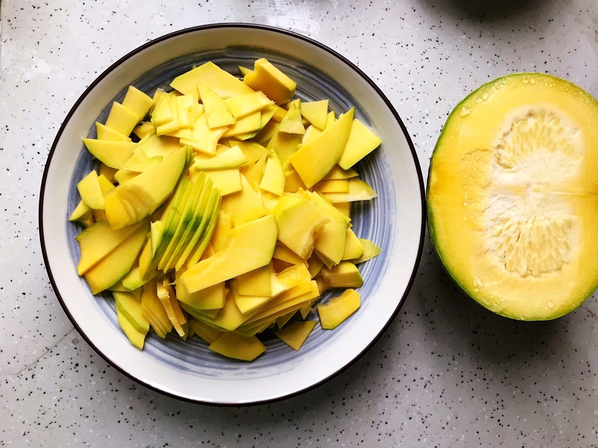 家常蚝油南瓜炒鸡肉片，鲜嫩可口，做法简单，低脂又解馋