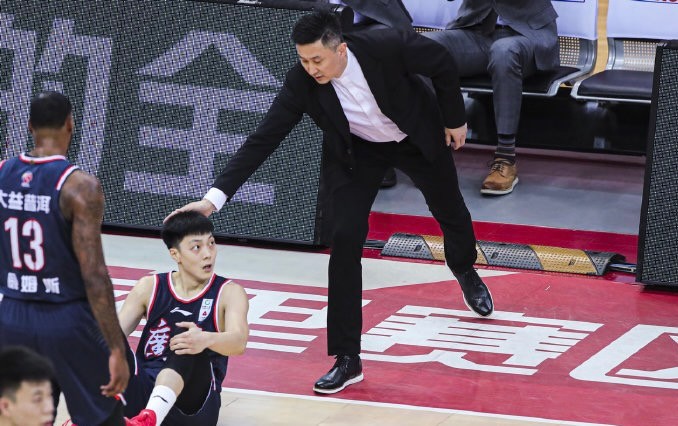 Guangdong breaks out injury, xu Jie ham is achieved, beijing center leaves firm hand, du Feng is helpless