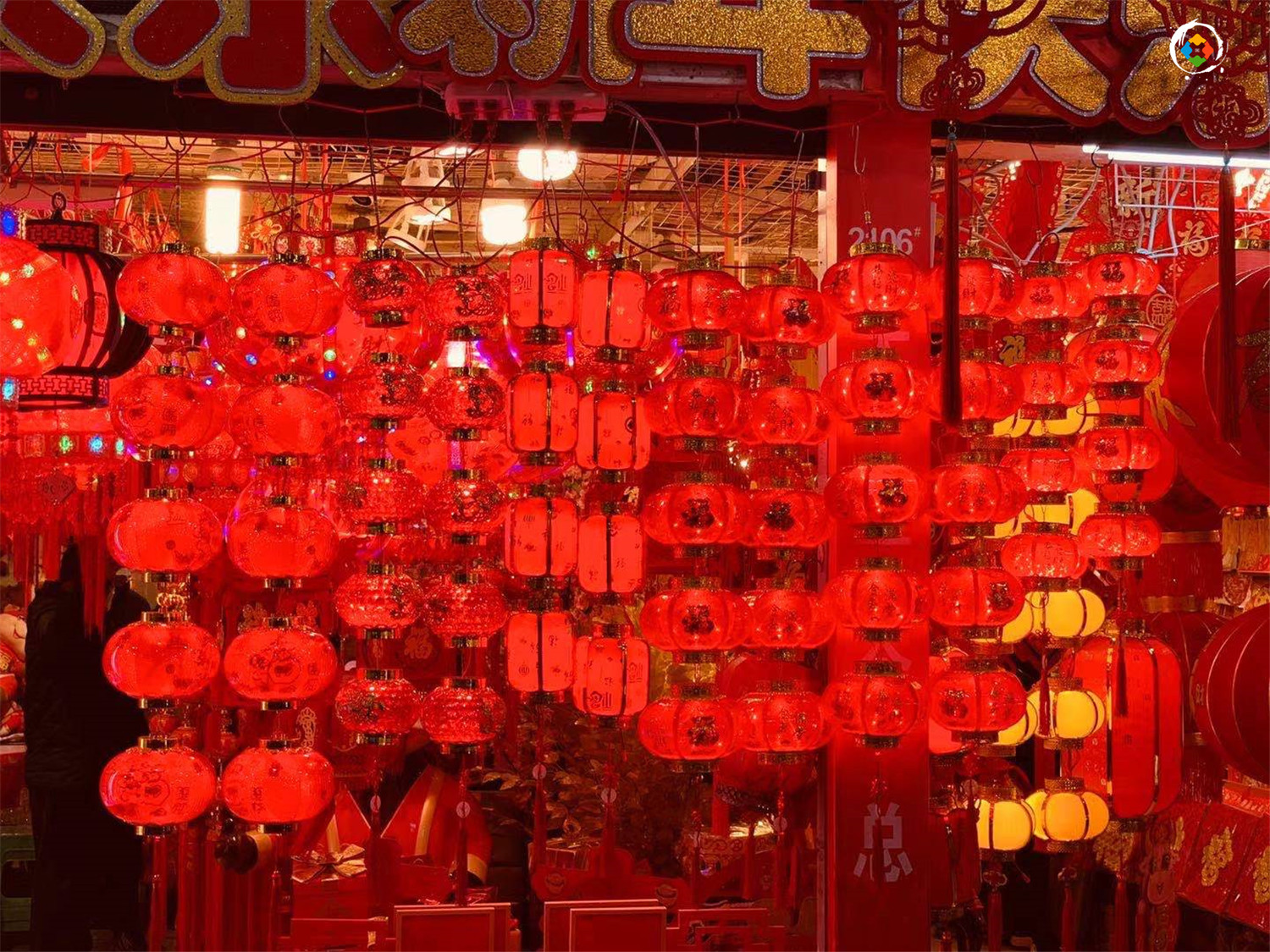 重庆主城没有年味儿？大红灯笼挂满天，朝天门批发市场热闹极了