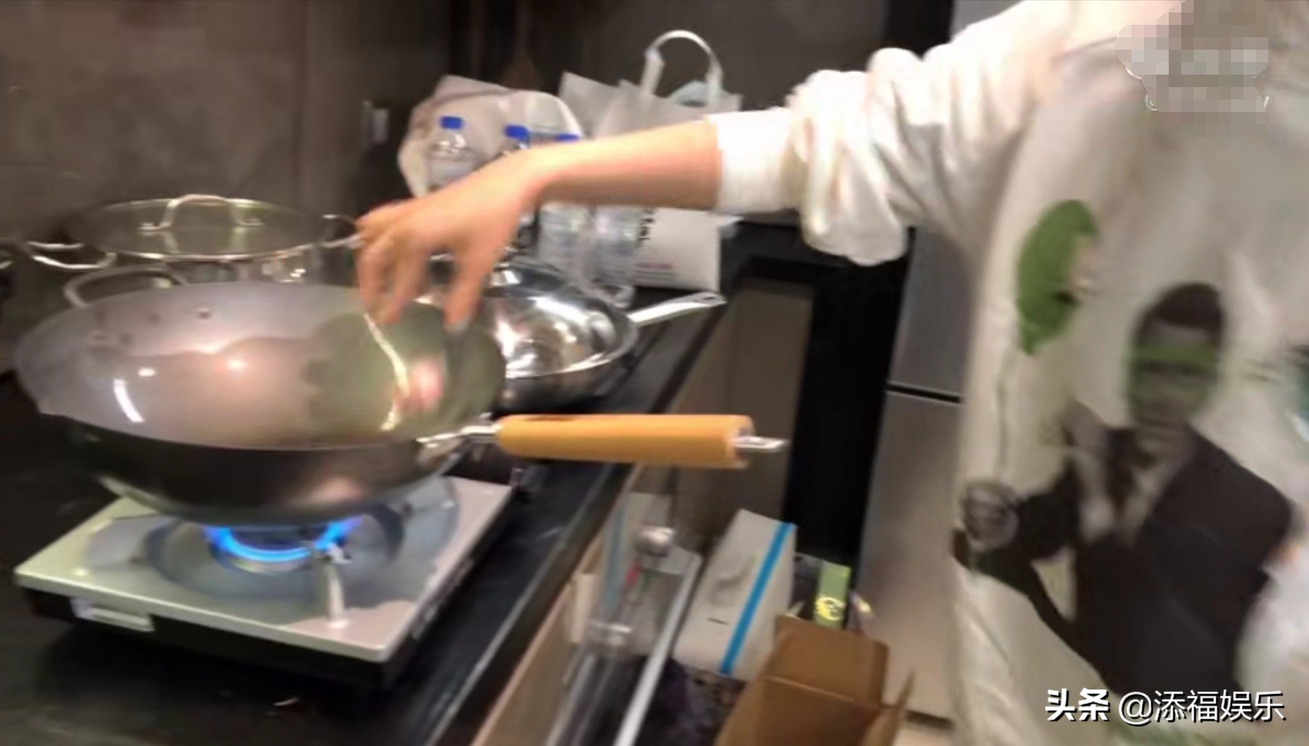 美食博主林允尝试新技能，惨遭滑铁卢，穿白衣唯恐油渍溅衣服