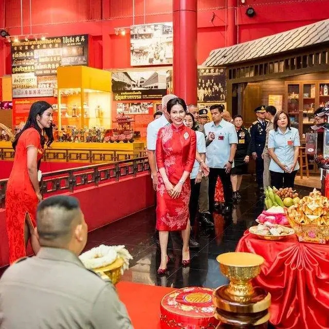 泰国“甄嬛”宠冠六宫！跪地上挑选礼服，泰王