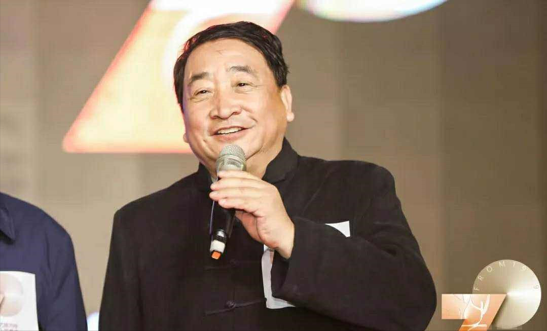 徒孙也好，女儿也罢，姜昆搂着女士腰拍照，本