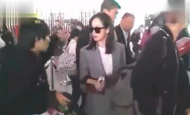 张钧甯现身酒店被簇拥，遭男子追着大骂挡路，仓皇逃离不敢吱声