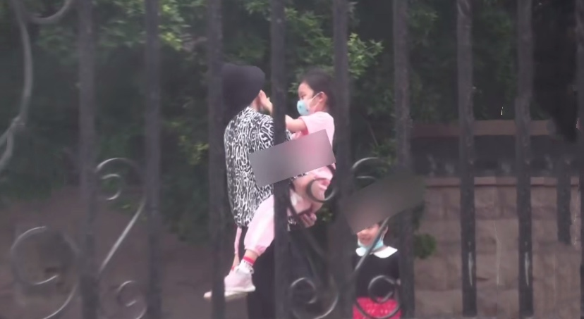 贾乃亮见甜心和前妻，精心打扮一番贼帅气，李