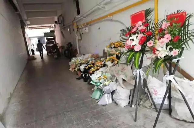 圣母心！流浪德牧犬咬人被8枪击毙，爱狗人士组团悼念鲜花堆如山