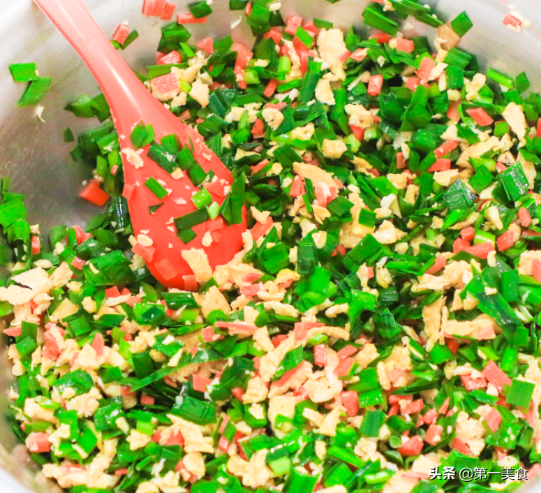 图片[1]-韭菜盒子的做法  大厨教你一招韭菜翠绿不出水-起舞食谱网