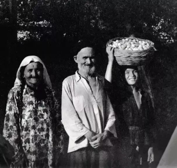 新疆老人当了17年野人，解放后拥有土地，见到毛主席想要条绒布